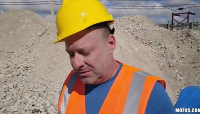 Блондинка трахается на улице со строителем